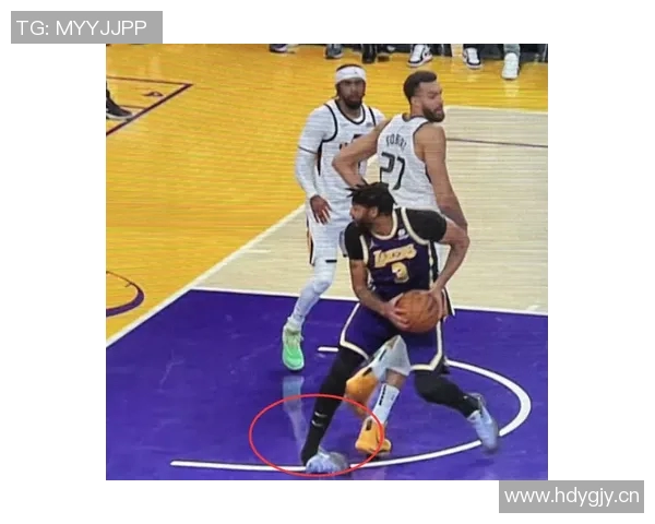 浓眉首节疑似崴脚退场4分4篮板1抢断望无大碍 浓眉首节疑似崴脚退场4分4篮板1抢断望无大碍