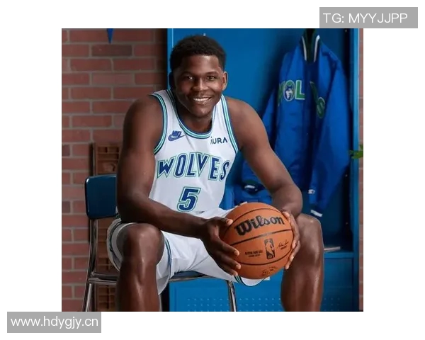 爱德华兹因进攻犯规被罚下场麦戈文斯遭遇犯规困扰影响比赛走势