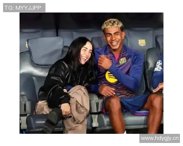 前女友与亚马尔分手后被拍到与知名博主共度派对时光