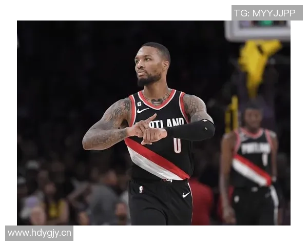 开拓者官方发布庆祝海报利拉德与杨瀚森携手替补席欢庆胜利