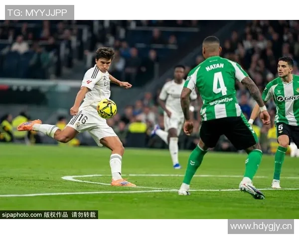 赫伊森因小腿伤缺席国家队训练皇马仍期待他能及时复出迎战国家德比